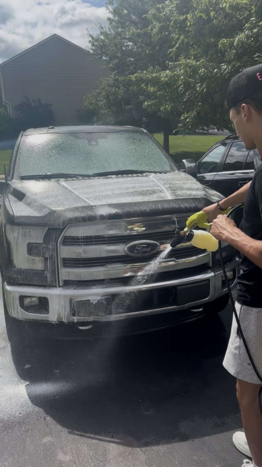 Willy foam cannoning an F-150
